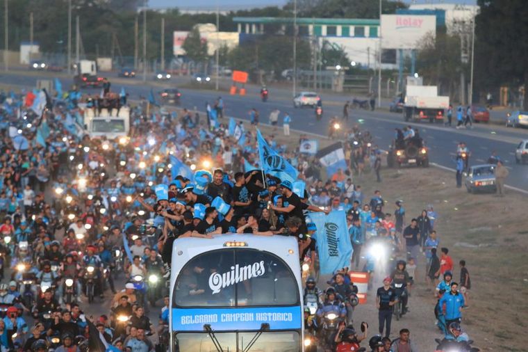 Una marea celeste copó la Circunvalación de Córdoba en una caravana inolvidable.