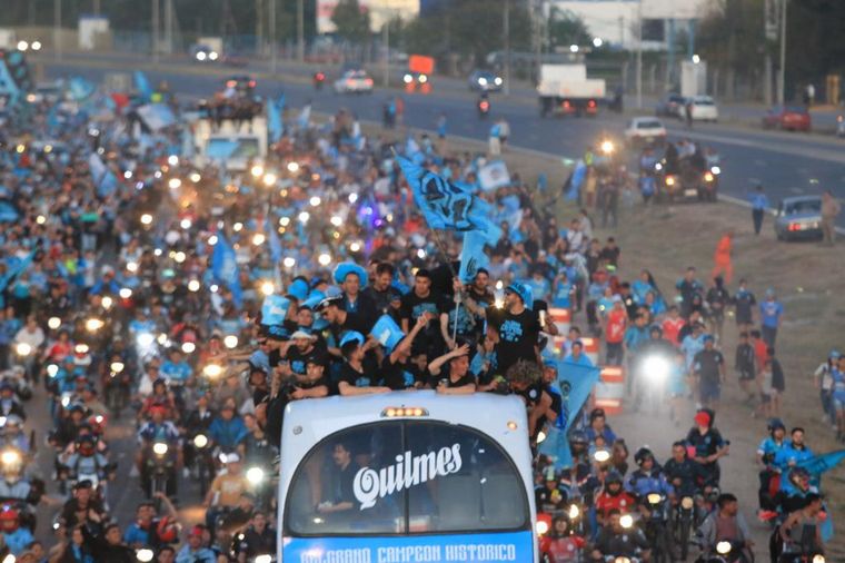 Una marea celeste copó la Circunvalación de Córdoba en una caravana inolvidable.
