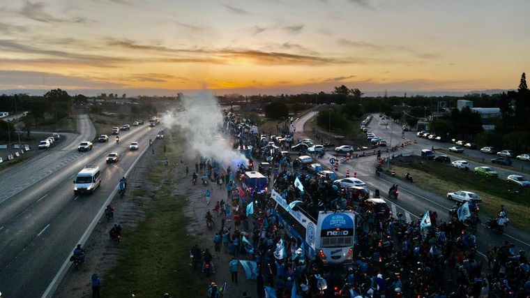 Una marea celeste copó la Circunvalación de Córdoba en una caravana inolvidable.