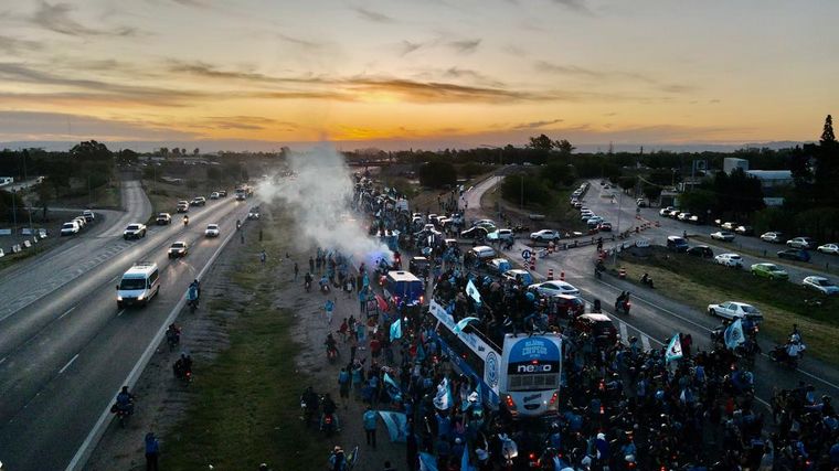 FOTO: Una marea celeste copó la Circunvalación de Córdoba en una caravana inolvidable.