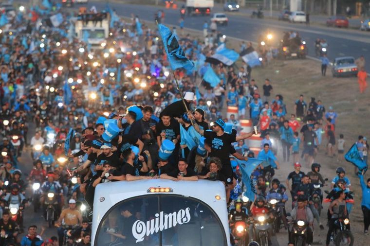 Una marea celeste copó la Circunvalación de Córdoba en una caravana inolvidable.