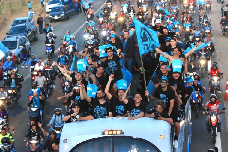 Una marea celeste copó la Circunvalación de Córdoba en una caravana inolvidable.