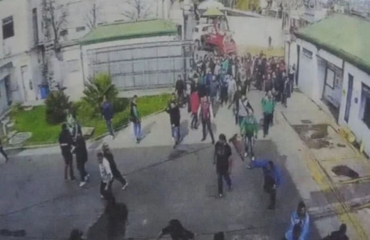 FOTO: Sindicalistas de Camioneros atacaron violentamente una empresa en Avellaneda.