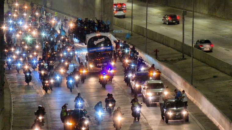 Una marea celeste copó la Circunvalación de Córdoba en una caravana inolvidable.