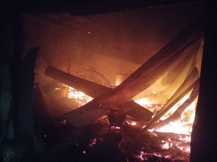 FOTO: Un rayo incendió una casa en plena tormenta en San Carlos Minas