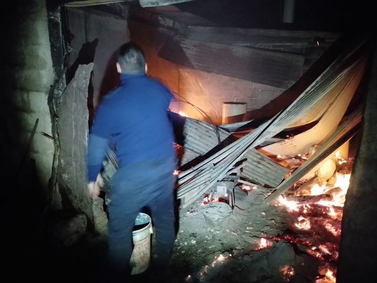 FOTO: Un rayo incendió una casa en plena tormenta en San Carlos Minas