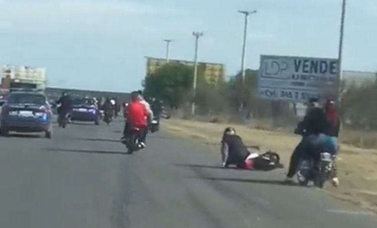 FOTO: Santa Fe: Patrulleros voltean a motociclistas en plena autopista (Captura de video).