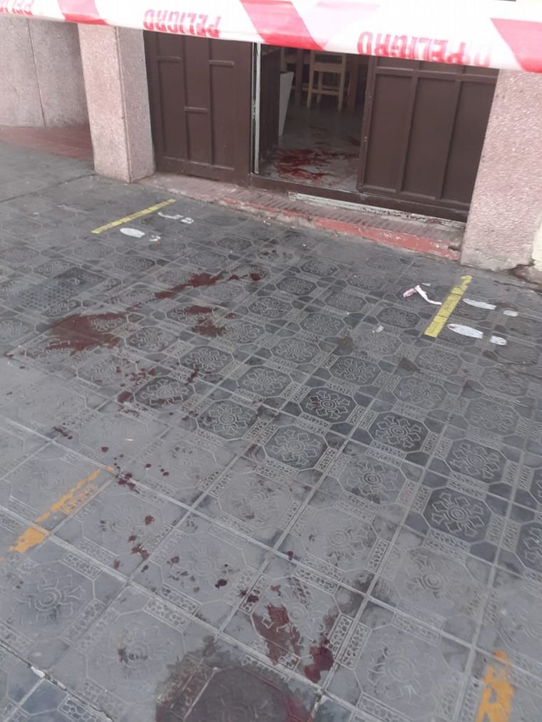 Lo atacaron a balazos cuando se encontraba frente a un bar de la avenida Colón.