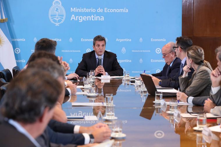 Sergio Massa dijo que si no hay acuerdo, las fábricas podrán importar neumáticos.