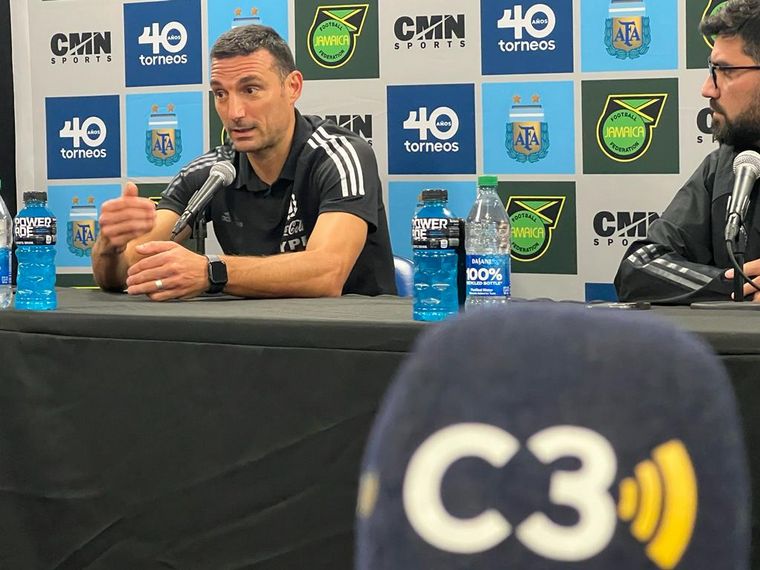 Scaloni, en conferencia de prensa en Nueva Jersey.