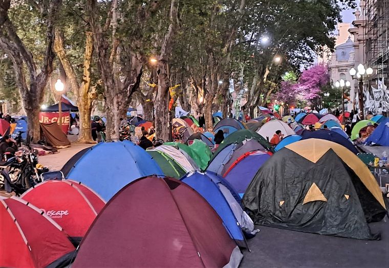 Multitudinario acampe piquetero frente a la sede de Gobernación provincial.