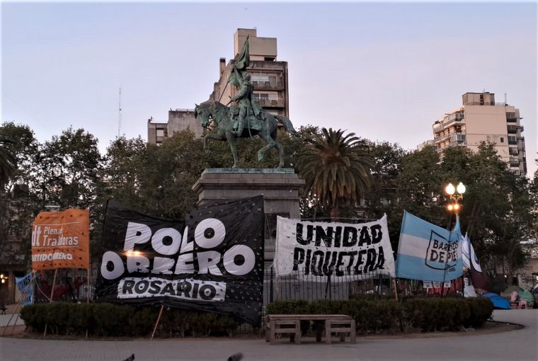 Multitudinario acampe piquetero frente a la sede de Gobernación provincial.