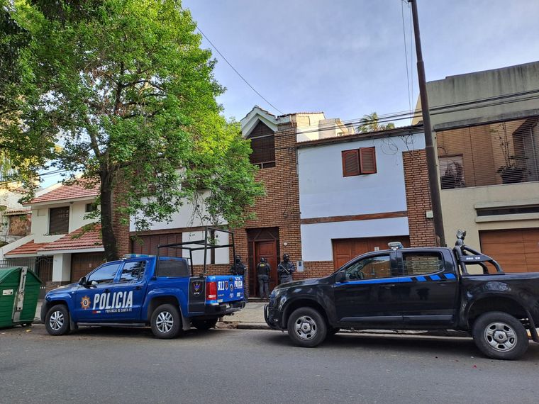Investigadores policiales allanaron una casa en Viamonte al 1700.