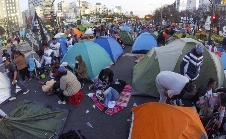 FOTO: Caos en CABA: Piqueteros acampan frente al Ministerio de Desarrollo Social.