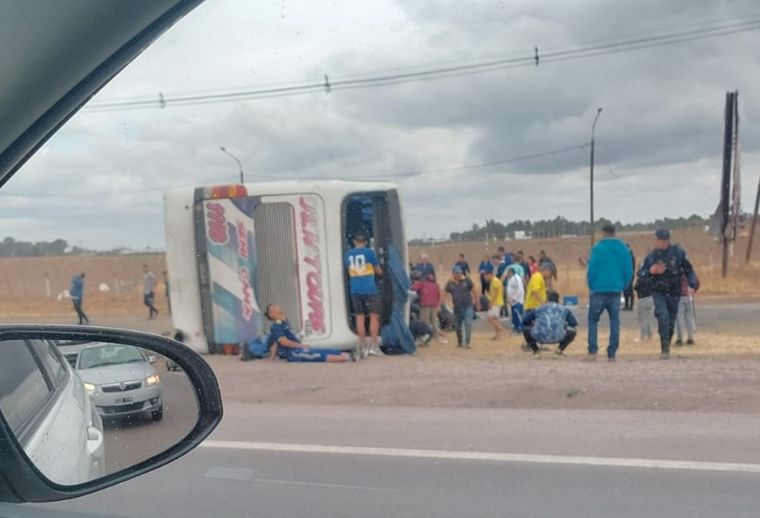 AUDIO: Volcó un colectivo con hinchas de Boca en Mendoza: hay personas atrapadas y heridos