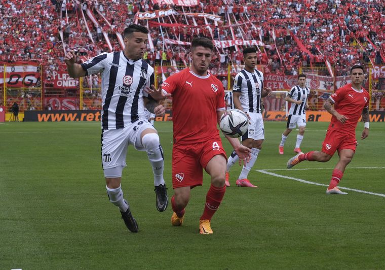 FOTO: Talleres-Independiente, un intenso duelo de cuartos de final.