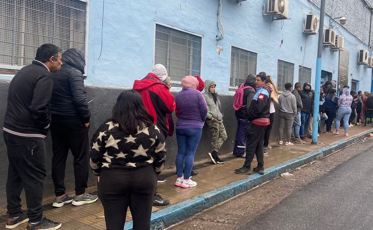 Los hinchas de Belgrano copan Alberdi en busca de entradas.