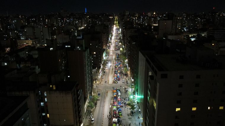 Los manifestantes cortan media calzada en bulevar Chacabuco. 