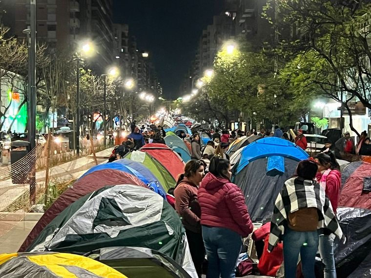 Los manifestantes cortan media calzada en bulevar Chacabuco. 