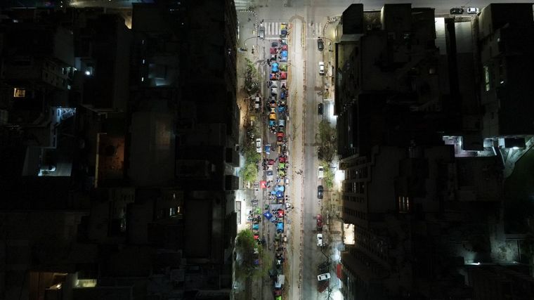Los manifestantes cortan media calzada en bulevar Chacabuco. 