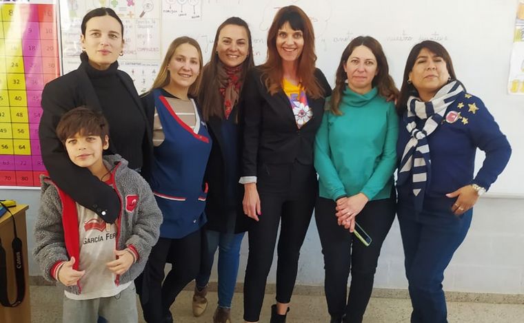 Beni, su mamá y el equipo pedagógico del colegio