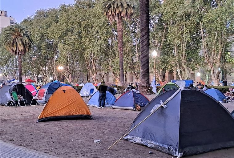 El acampe piquetero está instalado en el lugar desde hace un día.