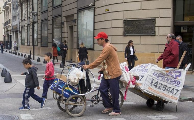 El Gobierno trabaja en un bono para los sectores más vulnerables (Foto: NA).