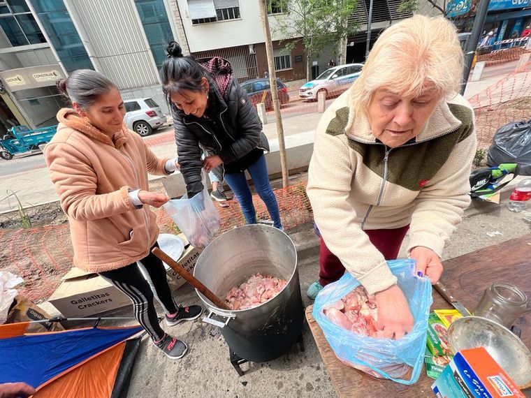 Movimientos sociales realizan un acampe en Córdoba.
