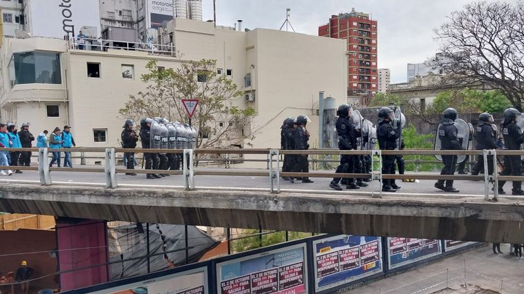 Tensión en Buenos Aires: la Policía intenta desalojar a piqueteros de la 25 de Mayo.