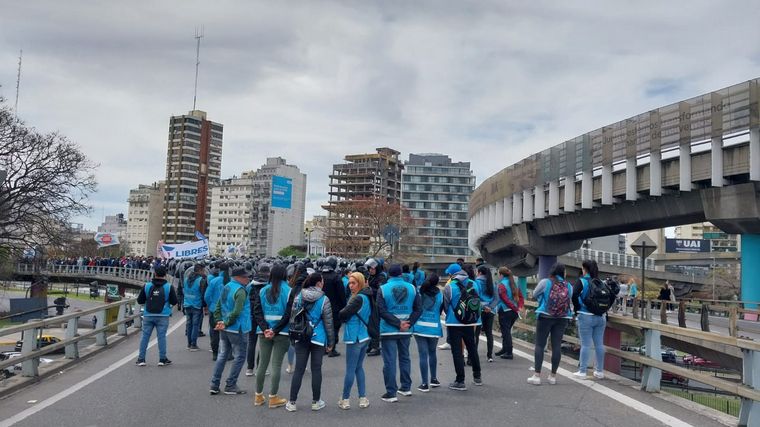 Tensión en Buenos Aires: la Policía intenta desalojar a piqueteros de la 25 de Mayo.