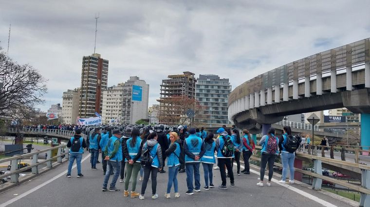 FOTO: Tensión en Buenos Aires: la Policía intenta desalojar a piqueteros de la 25 de Mayo.