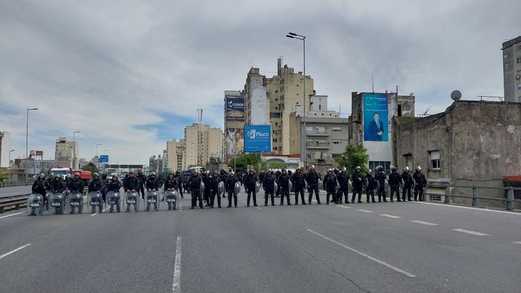 Tensión en Buenos Aires: la Policía intenta desalojar a piqueteros de la 25 de Mayo.