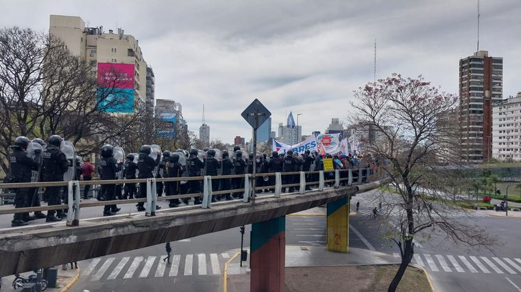 Tensión en Buenos Aires: la Policía intenta desalojar a piqueteros de la 25 de Mayo.