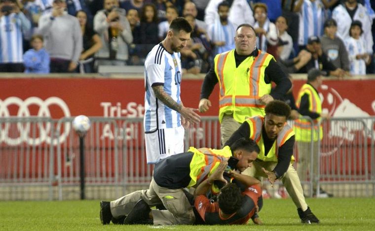 FOTO: Un fanático se metió a la cancha para llegar hasta Messi y grabó todo (El Gráfico).