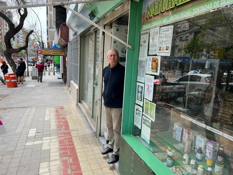 Un comerciante observa la situación en Bv. Chacabuco por los acampes