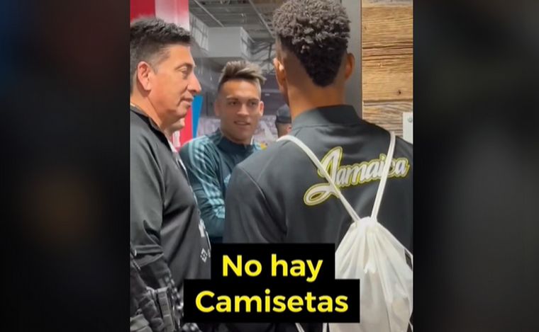FOTO: Un jugador jamaiquino pidió una camiseta argentina y se la negaron (Captura).