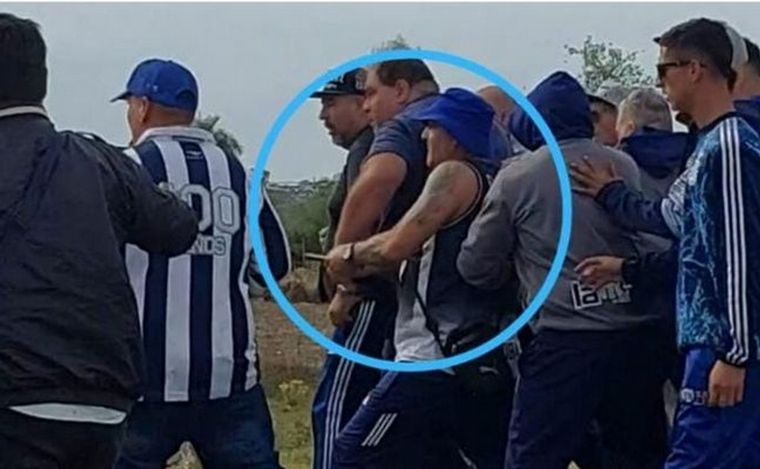 Hinchas de Talleres armados en el enfrentamiento con manifestantes (Foto: InfoNea).