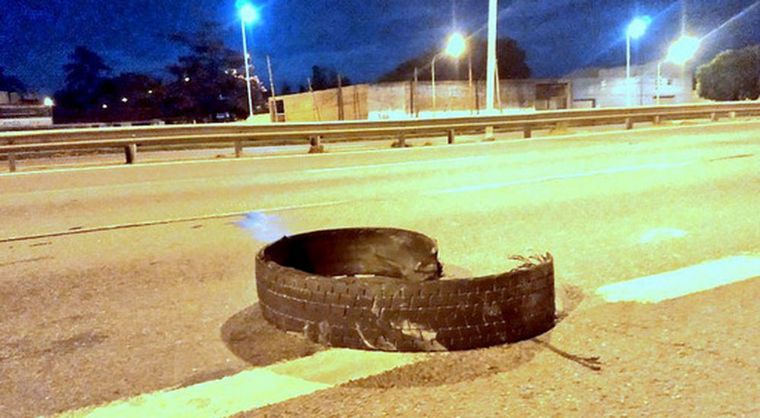 Un peligro. A lo largo de nuestras rutas, restos de recapadas, son trampas mortales..