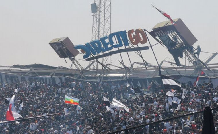 Colapsó el techo de una tribuna del estadio de Colo Colo repleta de hinchas.