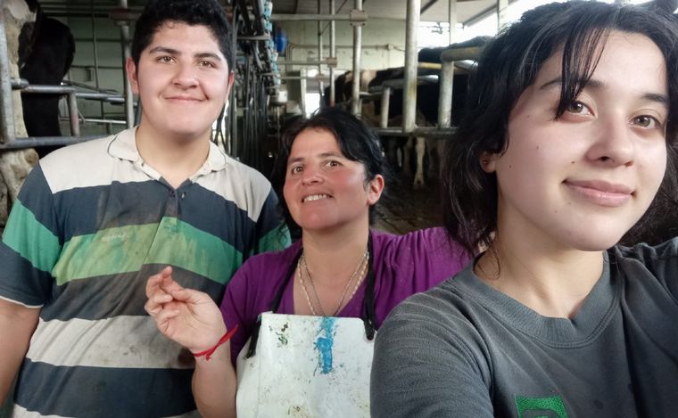 FOTO: Lidia Sánchez junto a dos de sus hijos, que la ayudan en las tareas rurales.