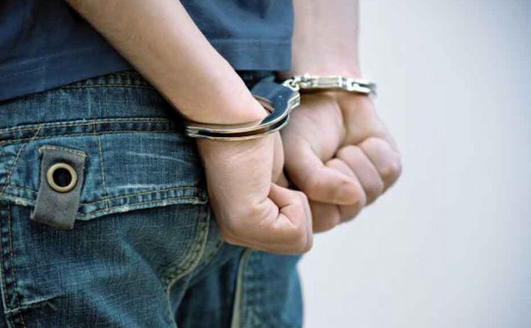 FOTO: Un menor de 13 años fue detenido por robar casi 5 mil dólares de una casa.
