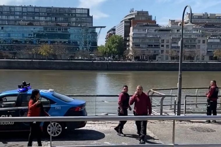 Un hombre se tiró al agua en Puerto Madero (Foto: NA)