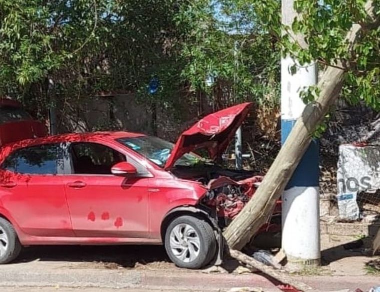 Un hombre murió la chocar el auto que conducía con un poste de luz