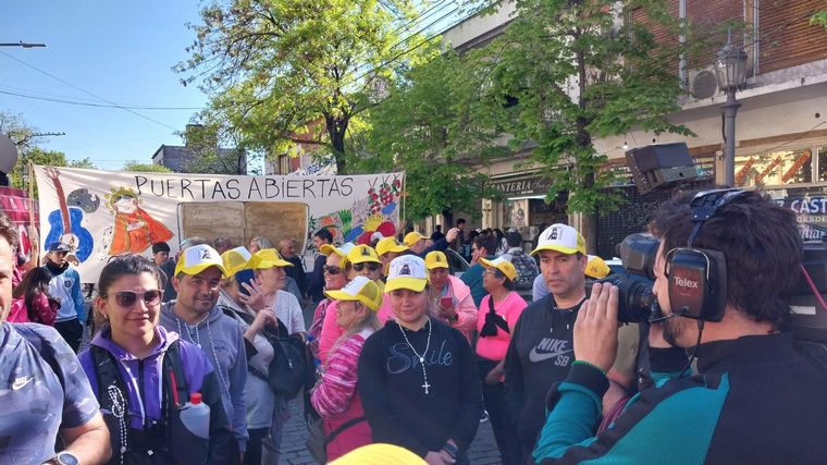 Miles de fieles peregrinan hacia Luján desde el santuario de San Cayetano.
