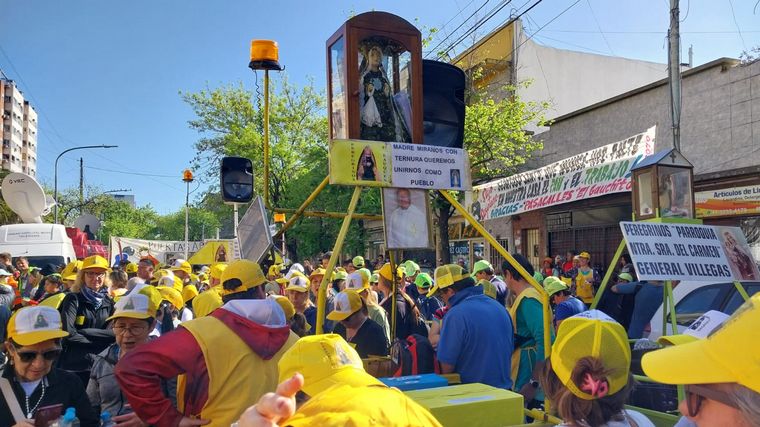 Miles de fieles peregrinan hacia Luján desde el santuario de San Cayetano.