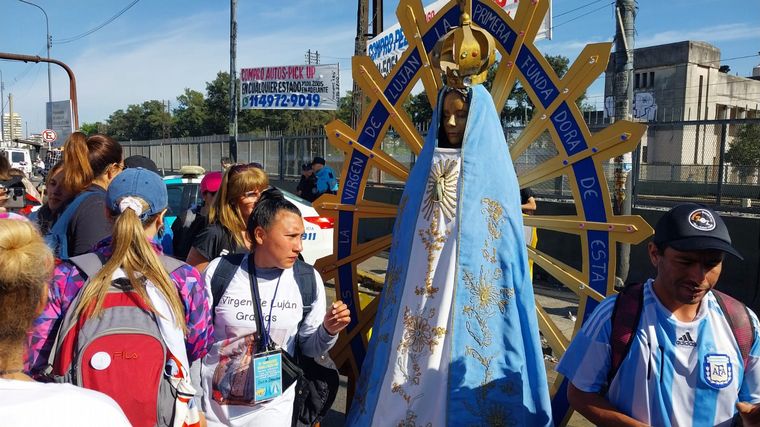 Miles de fieles peregrinan hacia Luján desde el santuario de San Cayetano.