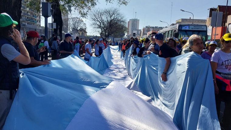 Miles de fieles peregrinan hacia Luján desde el santuario de San Cayetano.