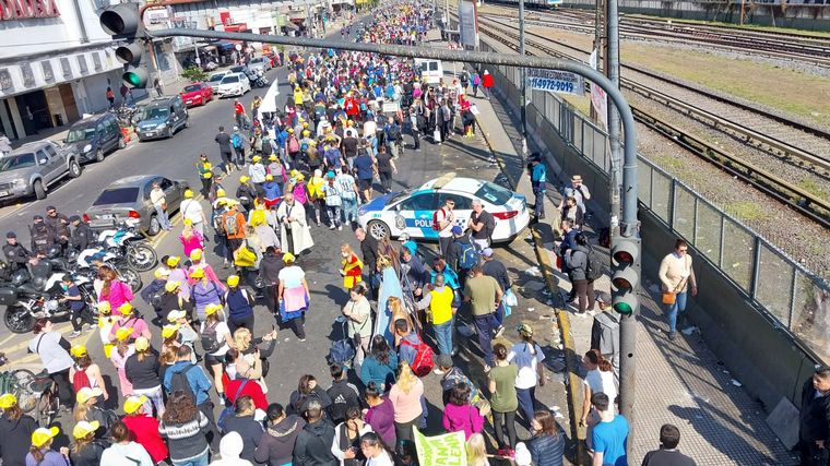 Miles de fieles peregrinan hacia Luján desde el santuario de San Cayetano.
