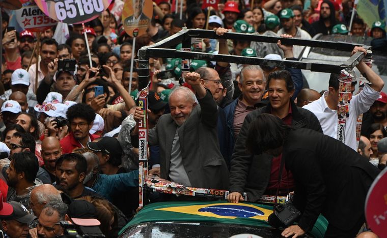 FOTO: Lula y Bolsonaro coincidieron en San Pablo en el último día de campaña.