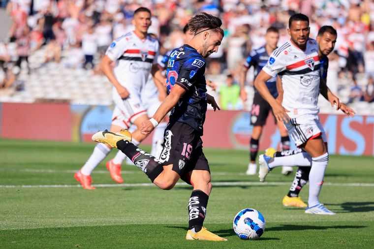 Lautaro Díaz se perfila para rematar. (Foto: @IDV_EC)